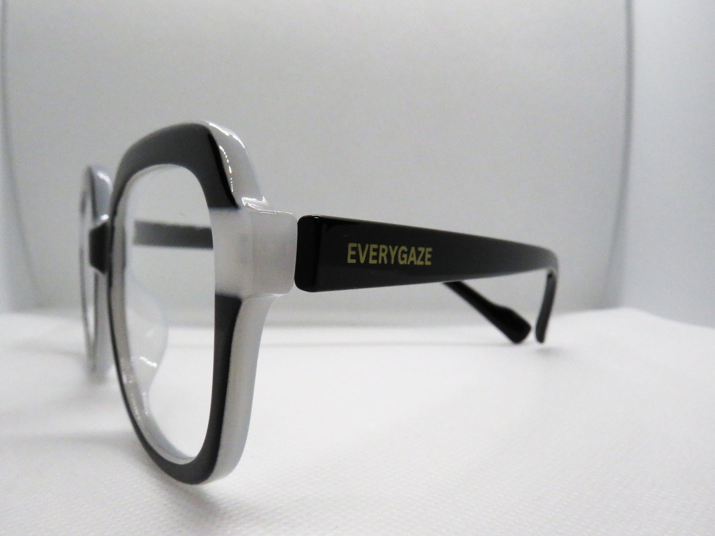 Black and White Round Frame